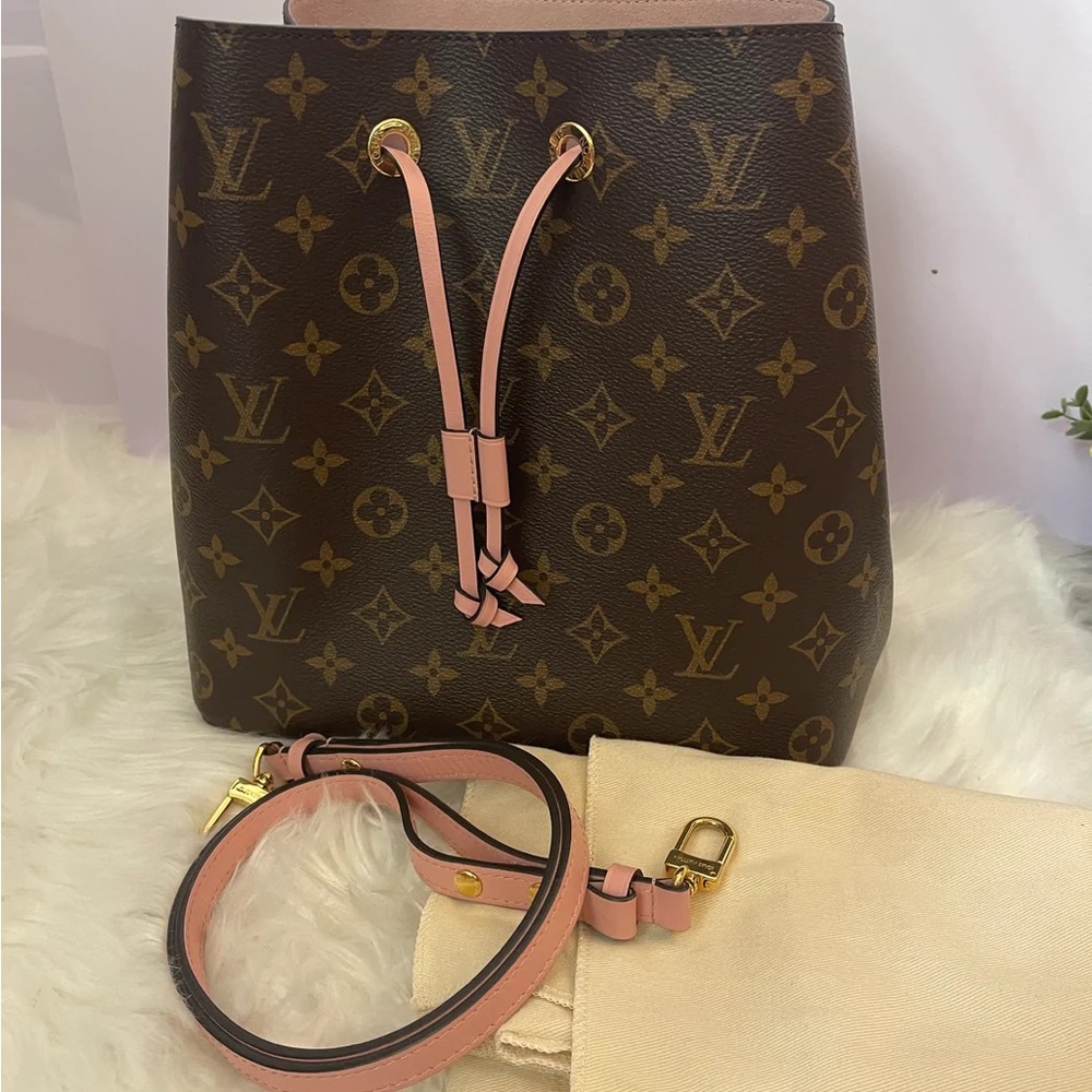 LOUIS VUITTON
Monogram Neonoe MM Rose Poudre